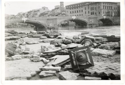 Ponte a Santa Trinita seen from Lungarno Corsini.