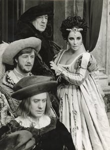 Victor Spinetti, Alfred Lynch, Michael Holdern ed Elizabeth Taylor: Ortensio, Tranio, Battista e Caterina sulla soglia della chiesa aspettano l'arrivo di Petruccio.