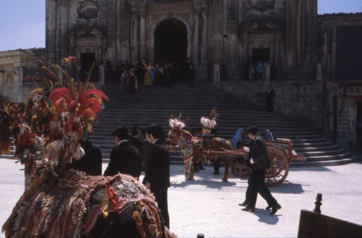 La celebrazione della Pasqua sulla piazza di Palazzolo Acreide e sul palcoscenico del Teatro alla Scala.