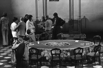 Zeffirelli e gli attori durante una prova.