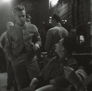 Il direttore d'orchestra Herbert von Karajan, qui accanto a Wally Toscanini in visita sul set, sovrintende alle riprese del film.