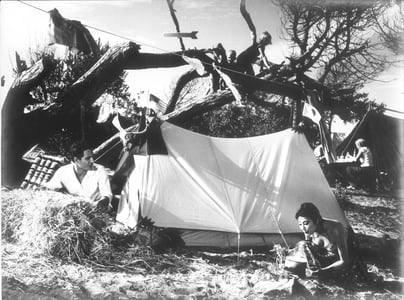 Nino Manfredi and Kaida Horiuchi: Nino and the Japanese camper struggling with the tent.