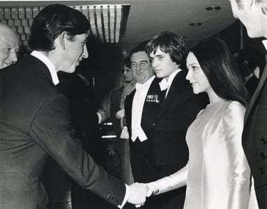 Olivia Hussey saluta il Carlo, principe di Galles, futuro re Carlo III.