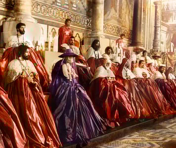 All'interno della Basilica di San Pietro, vescovi, cardinali e alti prelati.