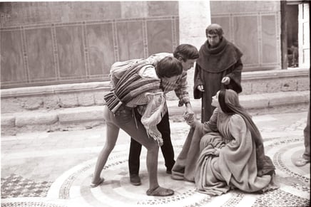 Zeffirelli prova con gli attori l'incontro di Romeo e Giulietta in chiesa, prima del matrimonio.