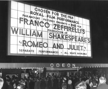 L'insegna del cinema Odeon a Leicester Square, Londra, annuncia la proiezione del film alla presenza della famiglia reale.