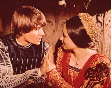 Leonard Whiting e Olivia Hussey: Romeo e Giulietta si incontrano al ballo a casa Capuleti.