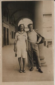 Franco Zeffirelli con un’amica a Piazza SS. Annunziata. Firenze, circa 1942
