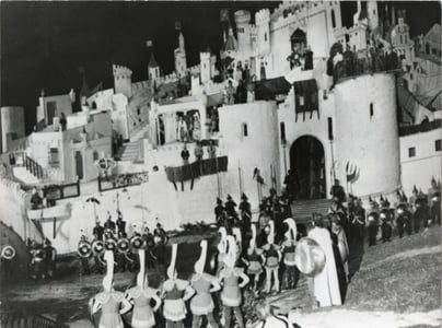 The finished set, during the performance.