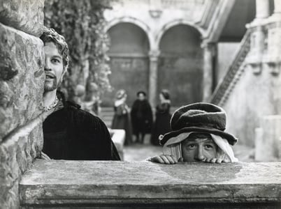 Michael York e Alfred Lynch: Lucenzio e Tranio spiano Bianca.