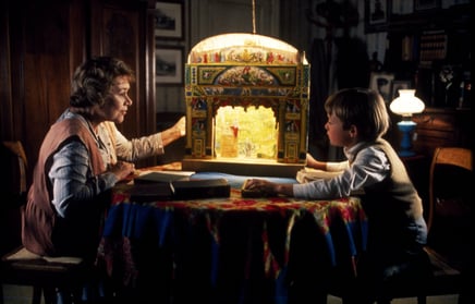 Joan Plowright e Charlie Lucas: Mary Wallace svela al piccolo Luca le meraviglie del teatro.