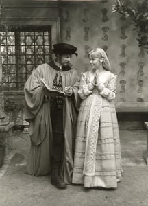 Michael York e Natasha Pyne: Lucenzio corteggia Bianca.