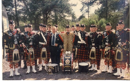 Franco Zeffirelli in visita al Primo Battaglione delle Scots Guards. Ladybank, 1995