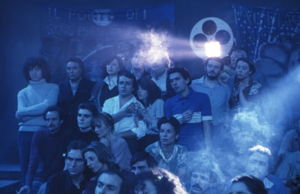 Il pubblico segue lo spettacolo, ammaliato.