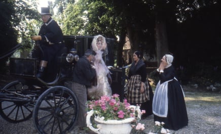 Teresa Stratas e Pina Cei: Violetta arrives at the country house, welcomed by the housekeeper Annina.