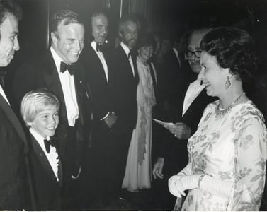 Ricky Schroder e Zeffirelli incontrano la regina Elisabetta II in occasione della proiezione del film al Royal Gala.