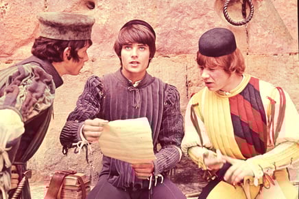 Bruce Robinson, Leonard Whiting e Roy Holder: Benvolio e Romeo decifrano per Pietro la lista degli invitati alla festa in casa Capuleti. Questa scena fu poi tagliata e non compare nella versione finale del film.