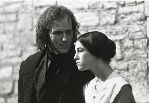 William Hurt e Charlotte Gainsbourg: Jane torna da Rochester.