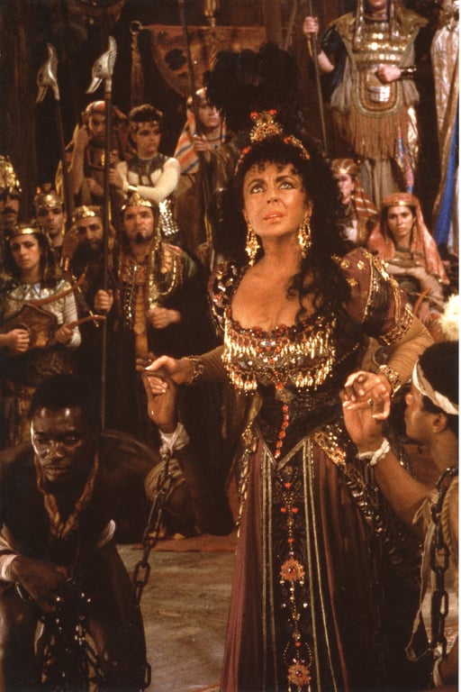Elizabeth Taylor: Nadina Bulicioff interpreta Aida.