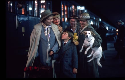Joan Plowright, Charlie Lucas e Judi Dench: le Ladies accompagnano il piccolo Luca in partenza per l'Austria.