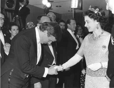 Zeffirelli saluta la regina Elisabetta II.