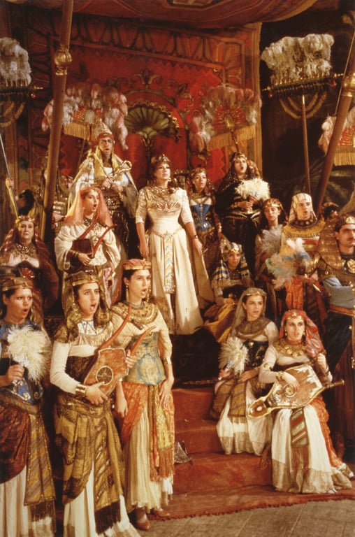 La corte degli egizi assiste al Trionfo nel secondo atto di “Aida”.