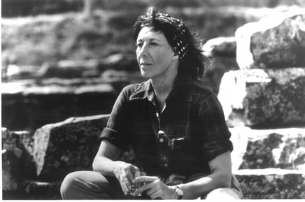 Lily Tomlin: Georgie Rockwell, l'archeologa.