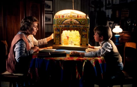 Joan Plowright e Charlie Lucas: Mary Wallace svela al piccolo Luca le meraviglie del teatro