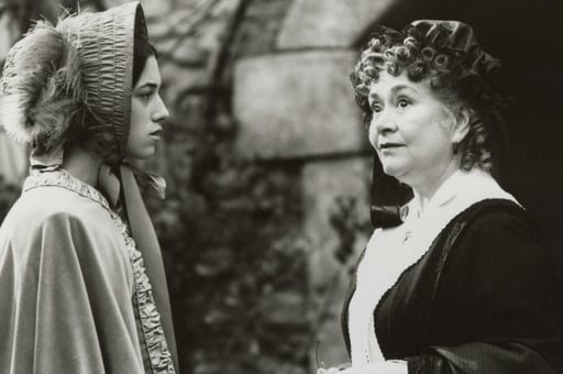 Charlotte Gainsbourg e Joan Plowright: Jane e miss Fairfax, la governante di casa Rochester.