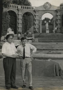 Zeffirelli nel Giardino di Boboli insieme a Piero Caliterna, direttore degli allestimenti scenici del Maggio Musical Fiorentino