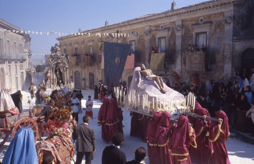 A Palazzolo Acreide, la processione per la celebrazione della Pasqua.