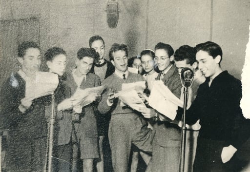 Gli interpreti de "I ragazzi della via Paal durante la messa in onda del radiodramma. Al centro, Zeffirelli. La terza persona da sinistra è Luciano Alberti, futura personalità di spicco nella vita culturale fiorentina.