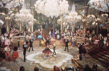 The party at Flora's house. At the centre, dancers Ekaterina Maksimova e Vladimir Vassiliev.