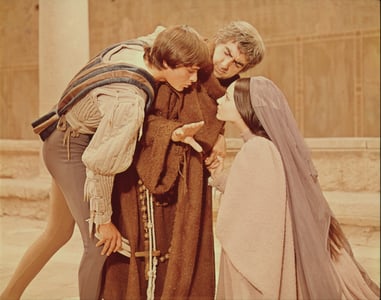 Leonard Whiting, Milo O'Shea e Olivia Hussey: Frate Lorenzo si appresta a unire in matrimonio Romeo e Giulietta.
