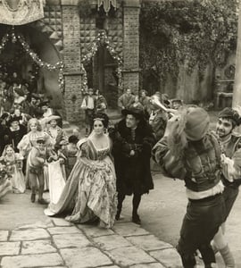 Elizabeth Taylor e Michael Holdern: Caterina è accompagnata in chiesa dal padre Battista.