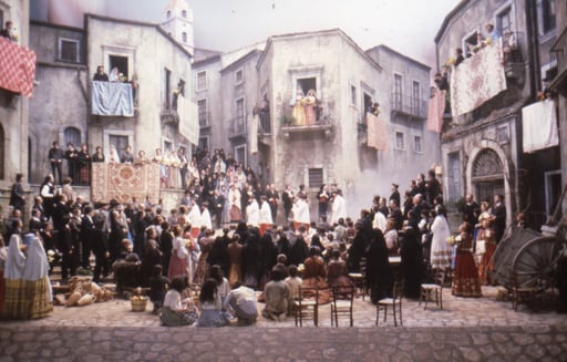 La celebrazione della Pasqua sulla piazza di Palazzolo Acreide e sul palcoscenico del Teatro alla Scala.