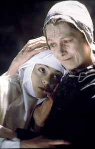 Angela Bettis e Vanessa Redgrave: suor Agata consola Maria.