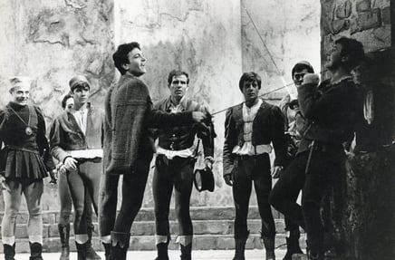 Da sinistra a destra, Osvaldo Ruggieri (terzo) e Giancarlo Giannini (quinto): Tebaldo e Romeo.