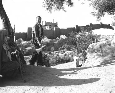 Zeffirelli davanti alle mura di Gerusalemme, simulate dalla scenografia.