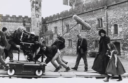 Zeffirelli con Charlotte Gainsbourg e Joséphine Serre durante le riprese a Haddon Hall.