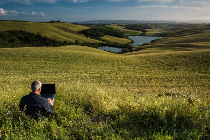 smart-working-toscana-campagna-Photostravellers-scaled Toscana
