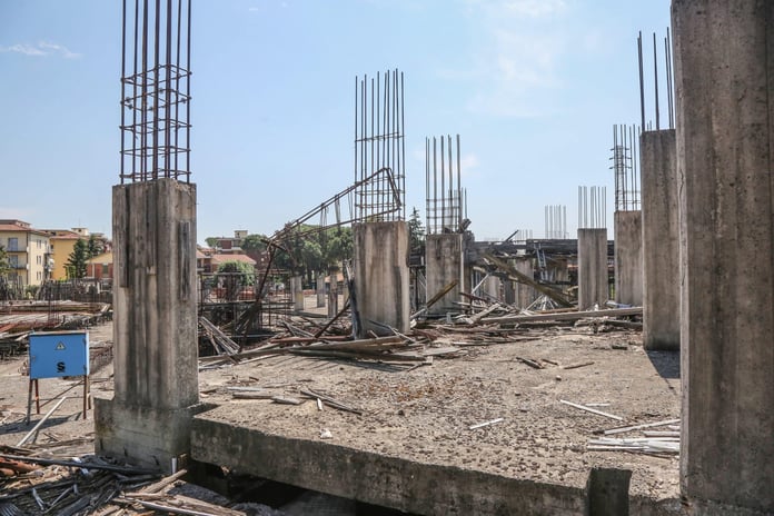 GERMOGLI-PH-23-MAGGIO-2017-FIRENZE-IL-MOSTRO-DEL-POGGETTO-ECOMOSTRO-CANTIERE-ABBANDONATO-DEGRADO-ZONA-RESIDENZIALE-scaled