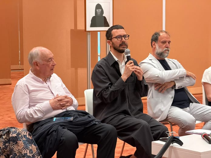 Da sinistra: Carlo Palli, il direttore del centro per l’Arte Contemporanea Luigi Pecci Stefano Collicelli Cagol, il curatore della mostra Rotte, Stefano Pezzato Da sinistra: Carlo Palli, il direttore del centro per l’Arte Contemporanea Luigi Pecci Stefano Collicelli Cagol, il curatore della mostra Rotte, Stefano Pezzato