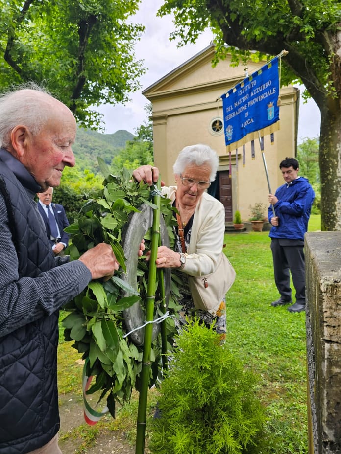 Romano Berretti con Anna Pardini nella piazza della chiesa di Sant'Anna