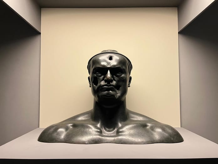 BROKEN, Busto Mussolini