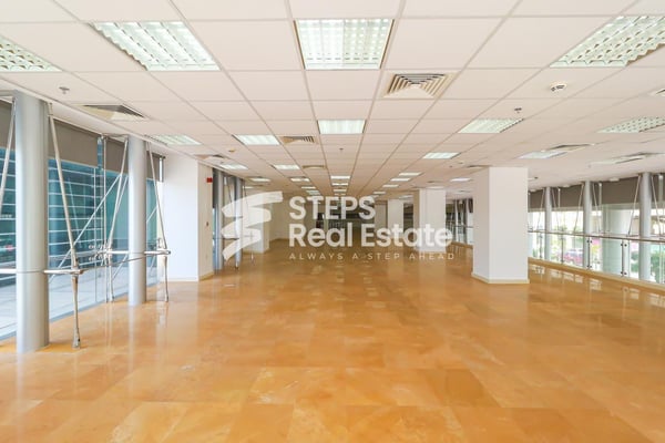 Spacious Showroom+Mezzanine in Corniche Doha - ShowRoom in Regency Business Center 2