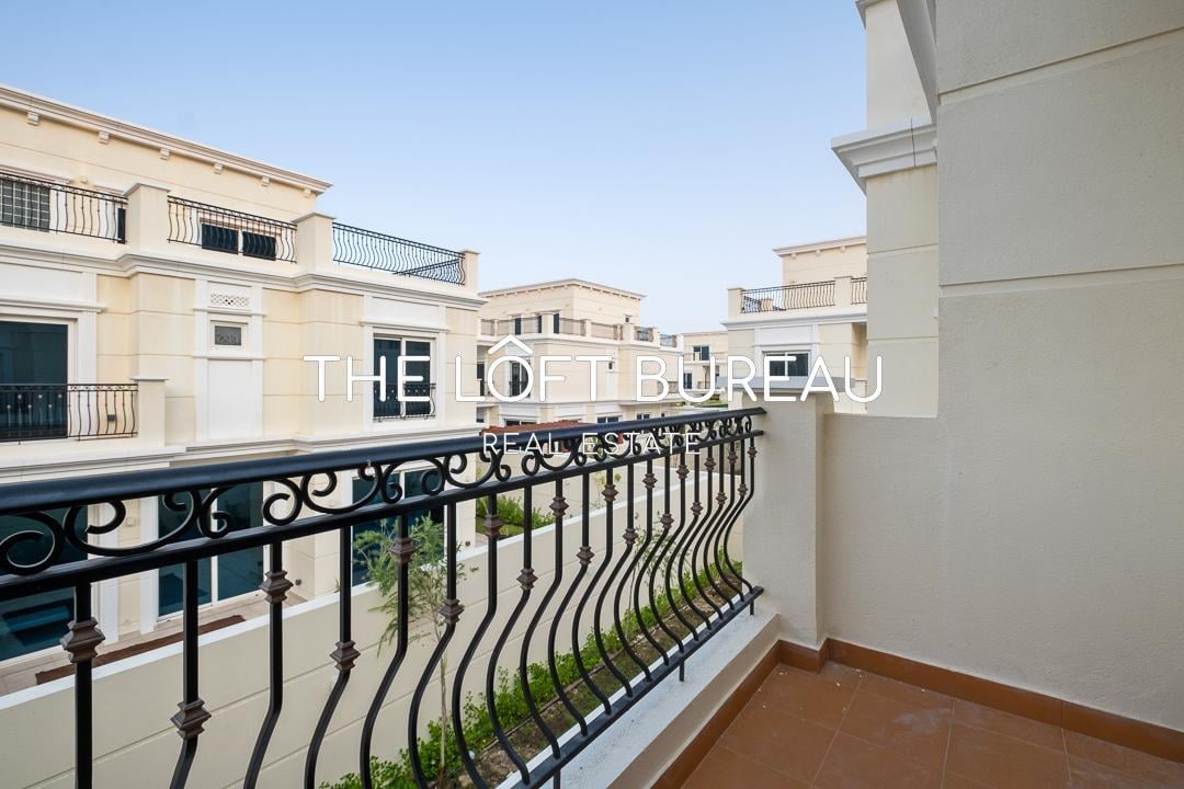 Hot Now! No Commission! 5 BR Villa in a Compound - Villa in Viva Bahriyah