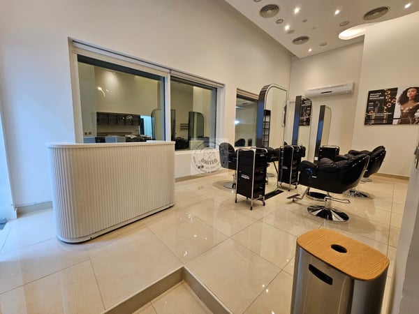 Salon for rent in a 5-star hotel in old Salata - Shop in Corniche Road