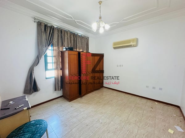 Spacious compound villa| 05 Bedrooms & 04 Baths - Apartment in Old Airport Road