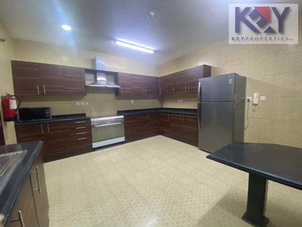 SF Compound Villa 5 bed + Store + backyard - Villa in Al Hanaa Street